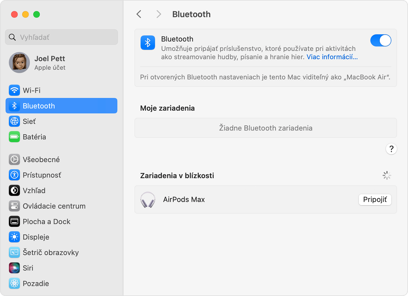 Nastavenia Bluetooth v Systémových nastaveniach v systéme macOS so slúchadlami AirPods Max pripravenými na pripojenie