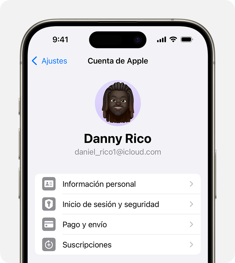 Ajustes de la cuenta de Apple en la app Ajustes del iPhone.