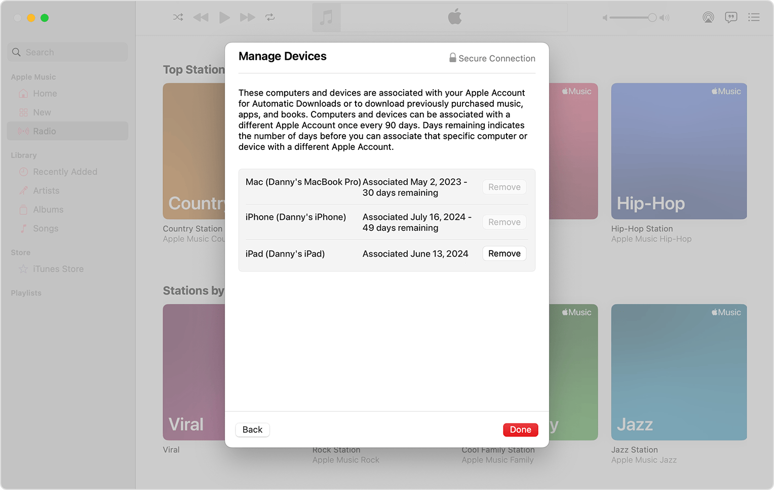 En la app Música de la Mac, se muestra Administrar dispositivos y una lista de dispositivos con un botón Eliminar junto a cada uno de ellos.