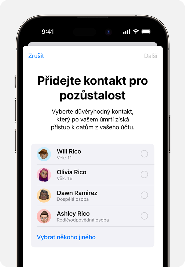 Obrazovka iPhonu s vašimi členy Rodinného sdílení, které chcete přidat jako kontakt pro pozůstalost
