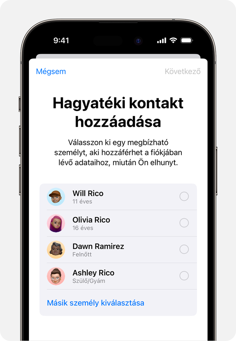 Egy iPhone képernyője, amelyen a Családi csoport tagjai láthatók, akiket beállíthat hagyatéki kontaktnak