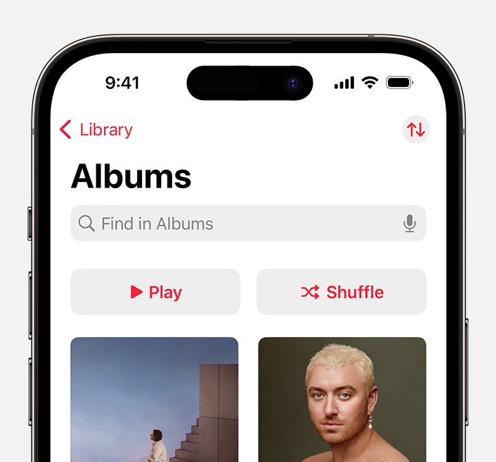 iPhone ierīce, kurā redzama poga Shuffle (Atskaņot jauktā secībā) albumu sadaļas augšdaļā lietotnes Apple Music cilnē Library (Bibliotēka)