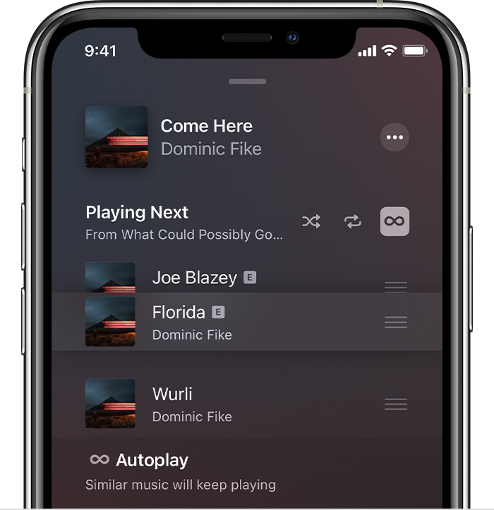 „iPhone“, kurio ekrane „Playing Next“ (bus leidžiama toliau) matyti pertvarkomi muzikos įrašai