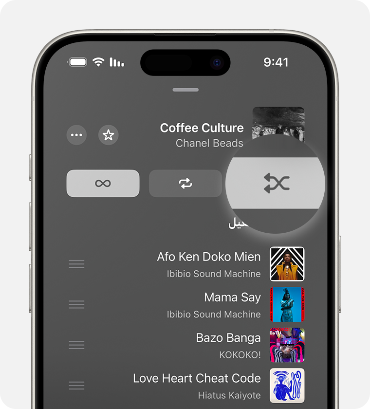 iPhone موضح عليه المشغِّل الموسع وقائمة الانتظار في Apple Music. توجد أزرار "خلط" و"إعادة" و"تشغيل تلقائي" في الأعلى مع قائمة انتظار مملوءة أسفلها. الزران "خلط" و"تشعيل تلقائي" قيد التشغيل.