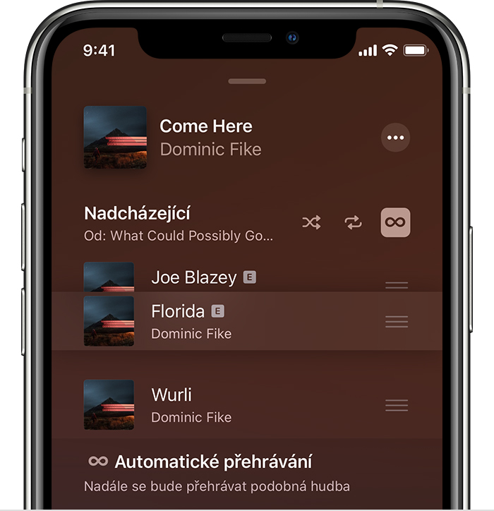 iPhone zobrazující hudbu, u které uživatel mění pořadí obrazovce Nadcházející