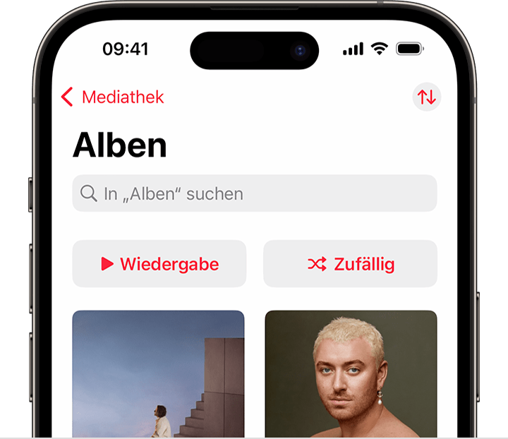 iPhone mit der Zufallswiedergabe-Taste oben in den Alben im Tab „Mediathek“ der Apple Music-App