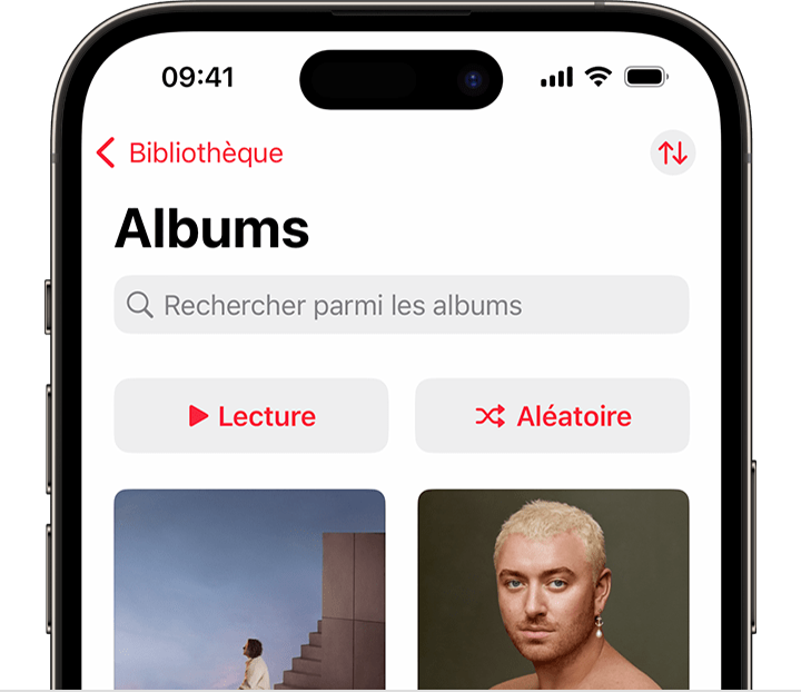 iPhone affichant le bouton Aléatoire dans la partie supérieure d’Albums dans l’onglet Bibliothèque de l’app Apple Music