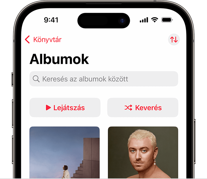 Egy iPhone képernyője, amelyen az Apple Music alkalmazás Könyvár lapja van megnyitva, a Keverés gomb pedig az albumok felső részén található