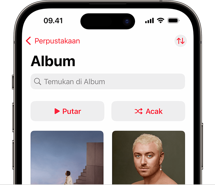 iPhone yang menampilkan tombol Acak di bagian atas Album di tab Perpustakaan pada app Apple Music