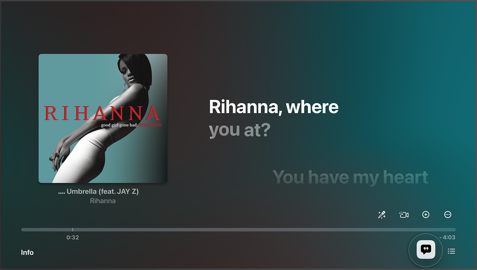 Apple TV mit Liedtexten für einen Titel, der auf dem Bildschirm abgespielt wird, während die Liedtext-Taste ausgewählt ist