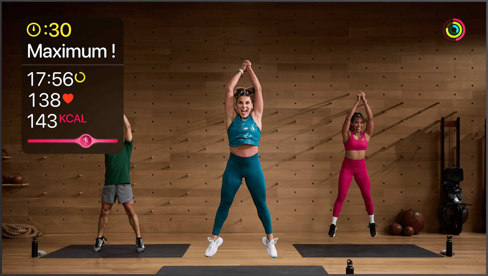 Un entraînement HIIT Apple Fitness+. Les mesures d’exercice sont affichées en haut à gauche de l’écran.