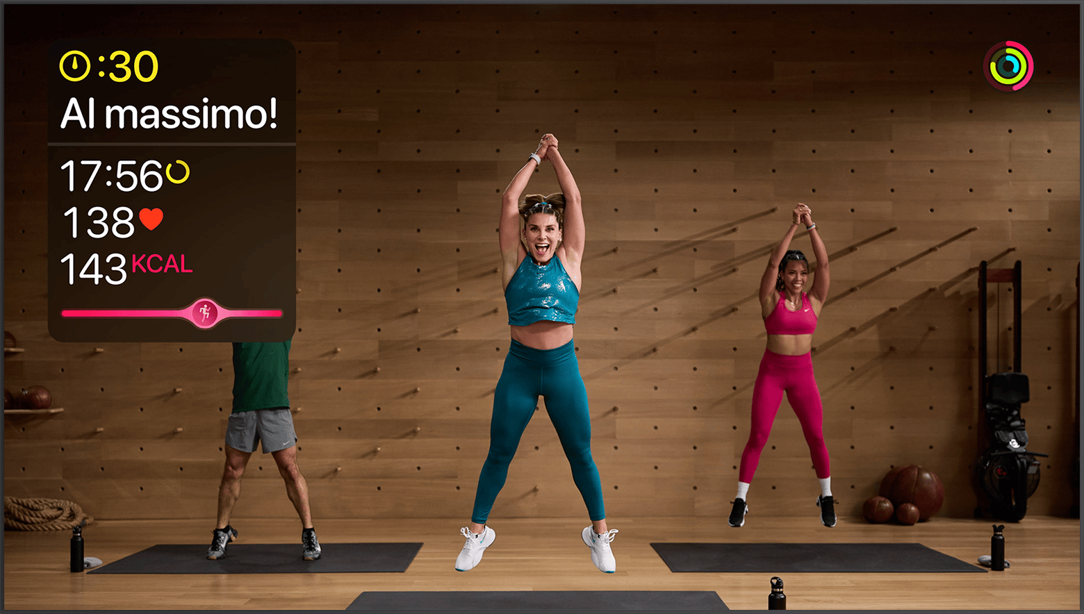 Un allenamento HIIT Apple Fitness+. Le metriche di allenamento vengono visualizzate in alto a sinistra dello schermo.