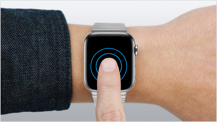 Χρήστης που αγγίζει παρατεταμένα την οθόνη του Apple Watch