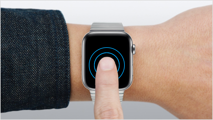 Una persona que mantiene presionada la pantalla del Apple Watch