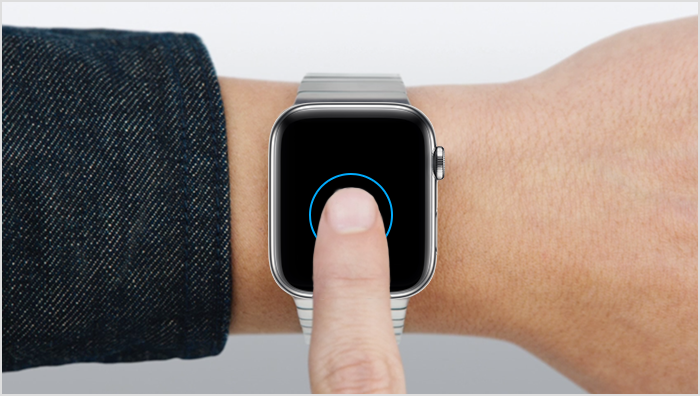 Χρήστης που αγγίζει με το δάχτυλό του την οθόνη του Apple Watch