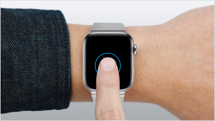 Person, die mit dem Finger auf das Display der Apple Watch tippt