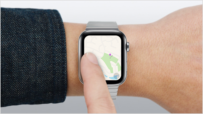 Χρήστης που σύρει το δάχτυλό του κατά μήκος της οθόνης του Apple Watch