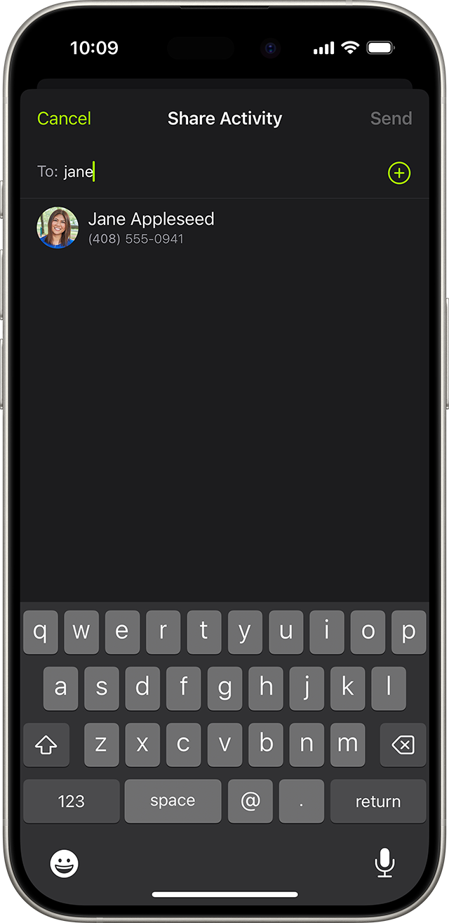 iPhone-Bildschirm, auf dem gezeigt wird, wie ein Freund durch Eingabe seiner Kontaktdaten hinzugefügt wird
