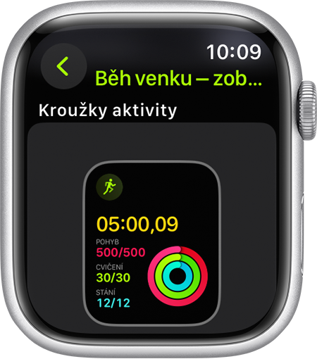 Apple Watch zobrazující postup při plnění kroužků aktivit.
