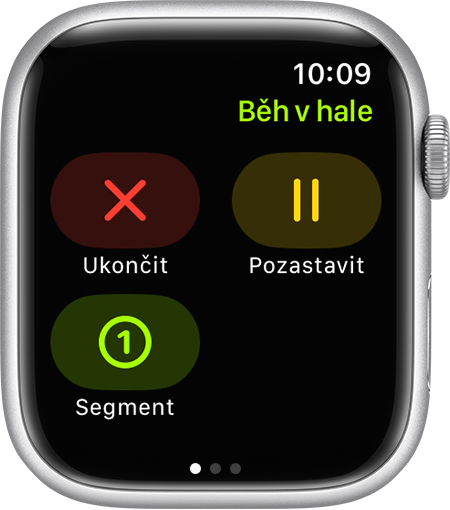 Možnosti ukončení, pozastavení a označení segmentu na Apple Watch při běhu v hale.