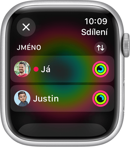 Obrazovka Apple Watch zobrazuje přátele, kteří sdílejí svou aktivitu