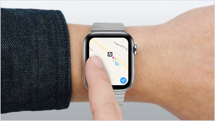 אדם שגורר את האצבע על פני מסך של Apple Watch