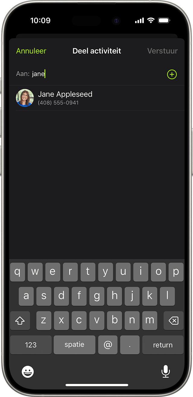 iPhone-scherm waarop te zien is hoe je een vriend toevoegt door de contactgegevens te typen