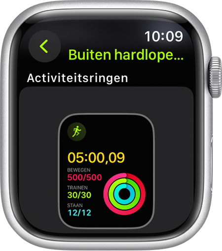 Een Apple Watch met de voortgang voor de activiteitsringen tijdens een hardloopsessie.