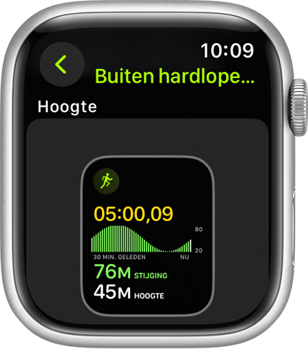 Een Apple Watch met de meting voor hoogte tijdens een hardloopsessie.