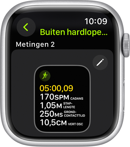 Een Apple Watch die hardloopmetingen laat zien tijdens een hardloopsessie.