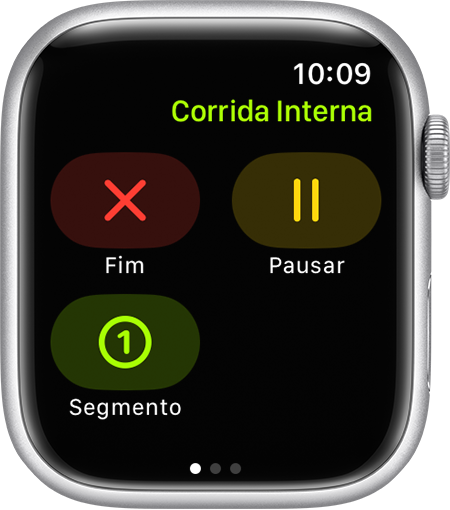 As opções Fim, Pausar e Segmento durante um exercício Corrida Interna no Apple Watch.