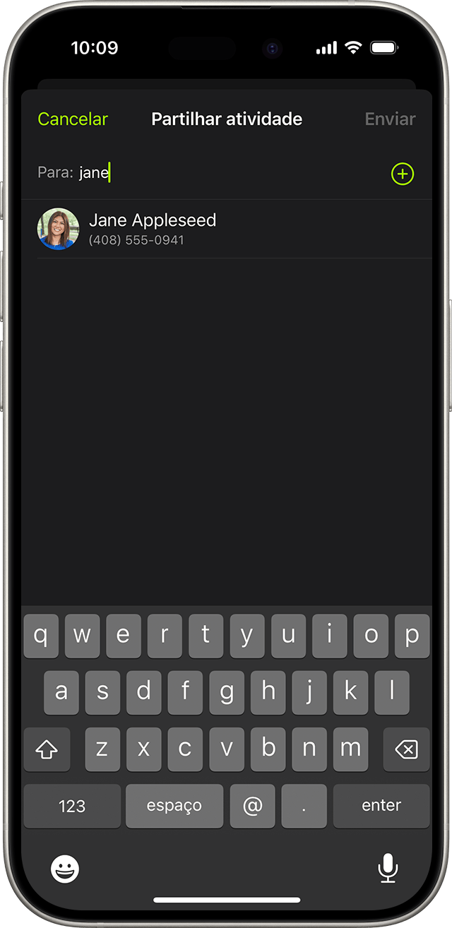 Ecrã do iPhone a mostrar como adicionar um amigo ao introduzir as respetivas informações de contacto
