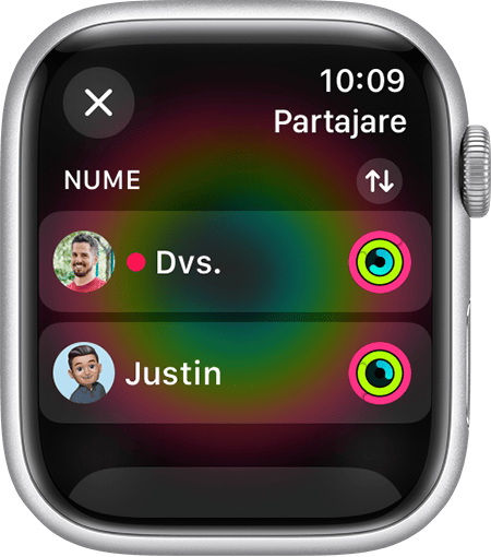 Ecran Apple Watch arătând prietenii care își partajează activitatea