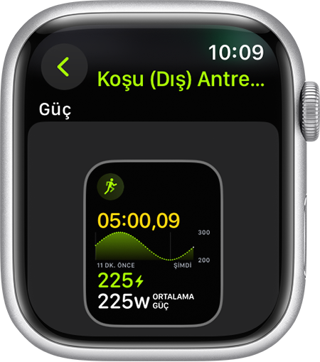 Koşu sırasında Koşu Gücü antrenman ölçüsünü gösteren bir Apple Watch.