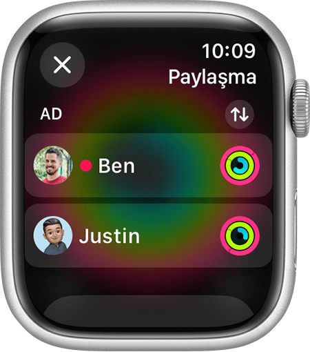 Etkinliklerini paylaşan arkadaşları gösteren Apple Watch ekranı