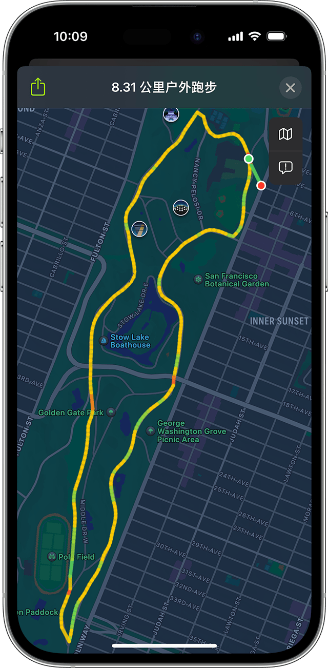 iPhone 上显示了“户外跑步”体能训练的路线图。