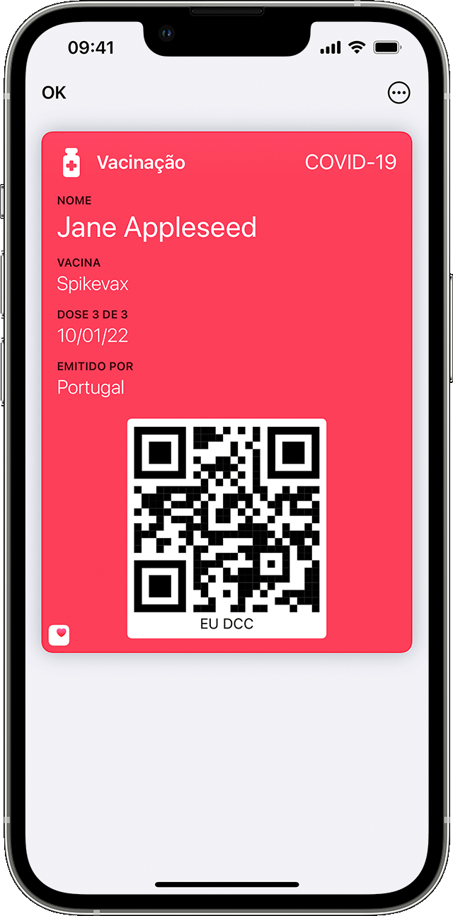 Ecrã do iPhone a mostrar um Cartão de vacinação na app Carteira