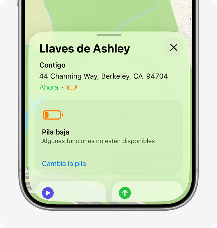 Un iPhone que muestra un AirTag etiquetado como «Llaves de casa» en la app Buscar. Debajo del nombre del AirTag, se muestra que el objeto está contigo, cuándo se vio por última vez, y un mensaje que indica que la pila se está agotando.