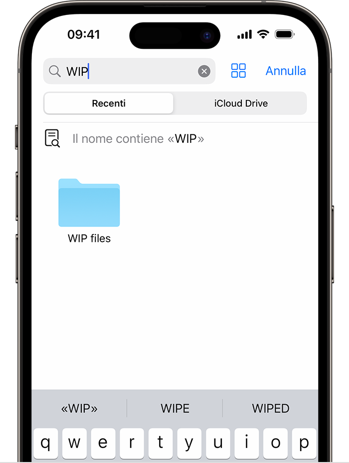 Un'immagine dell'app File su iPhone che mostra una ricerca per “WIP” e un'icona della cartella “File WIP” sullo schermo qui sotto.