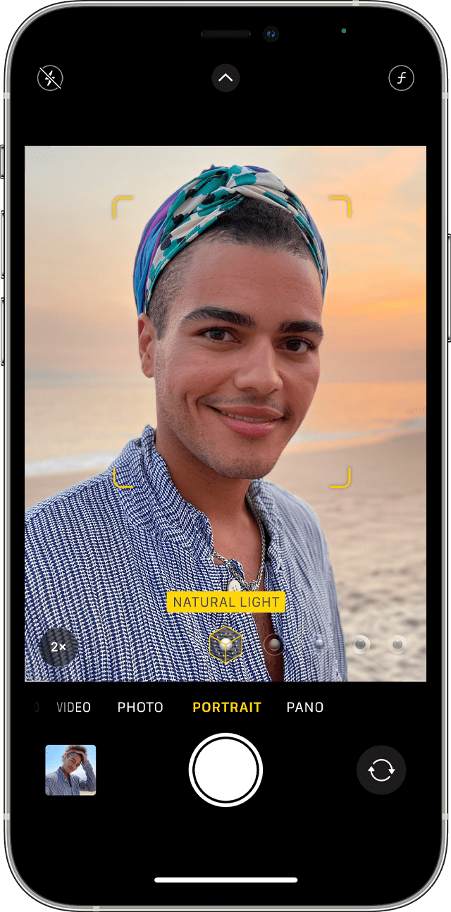 Programos „Camera“ (kamera) naudojimas „iPhone“ įrenginyje, norint fotografuoti režimu „Portrait“ (portretas)