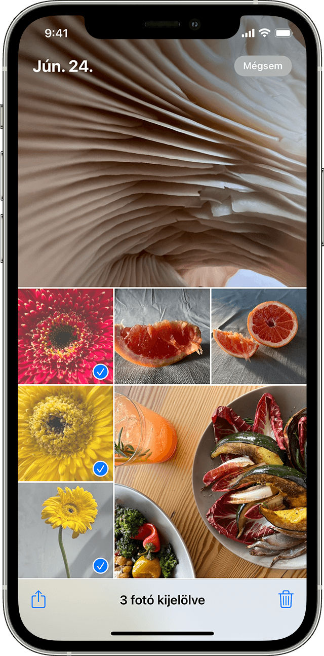 iPhone, amelyen több fotó van kiválasztva a Fotók alkalmazásban
