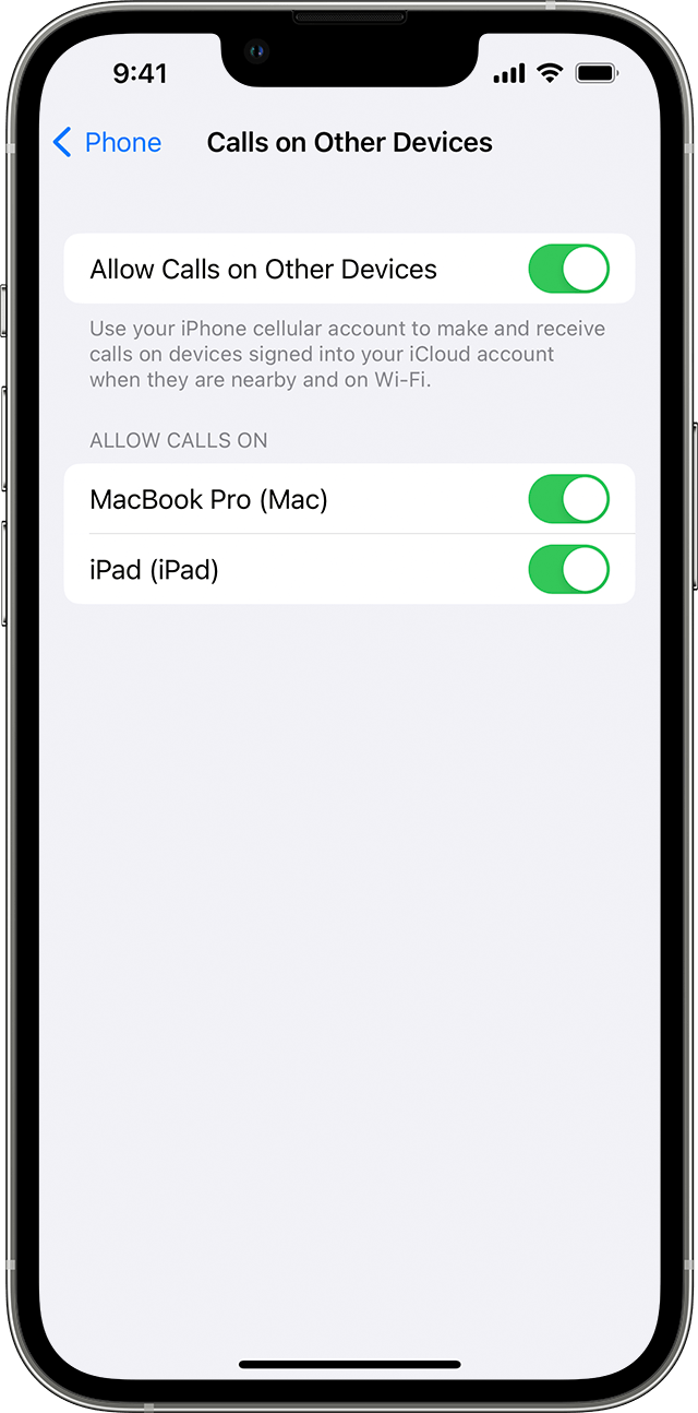 „iPhone“ įrenginys, kuriame rodomas ekranas „Calls on Other Devices“ (skambučiai kituose įrenginiuose). Funkcija „Allow Calls on Other Devices“ (leisti skambučius kituose įrenginiuose) įjungta ir skambučiai leidžiami Džono „iPad“ ir „MacBook Pro“ įrenginiuose.