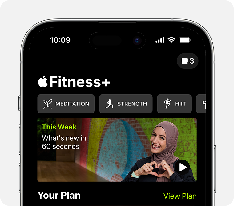 O app Apple Fitness+. Os Conjuntos estão no canto superior direito. Os tipos de treino se estendem pelo meio, e um vídeo do que há de novo está abaixo disso.
