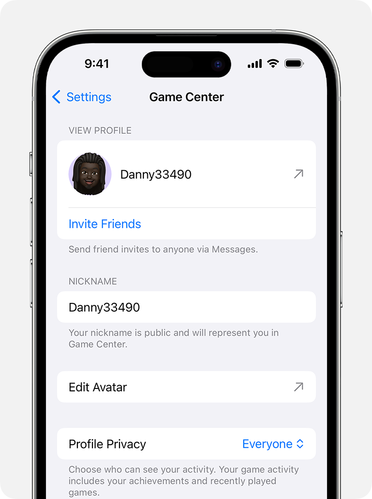 إعدادات Game Center على iPhone. يمكنك رؤية ملف التعريف الخاص بك واسمك المستعار والخيارات الأخرى.
