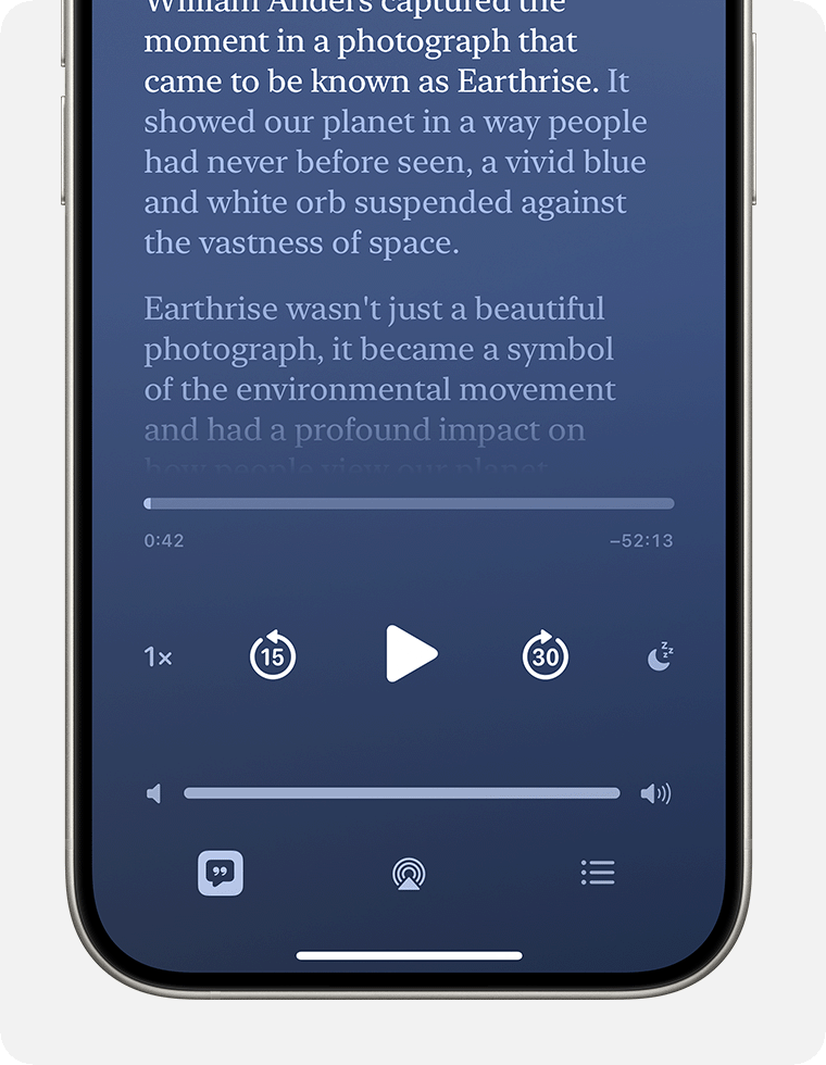 iPhone 上播客听写文本显示在迷你播放器下方。在迷你播放器的左下方，“听写文本”按钮已启用，看起来像一个深色的对话气泡，里面有一个引号，周围高亮显示一个白色方框。