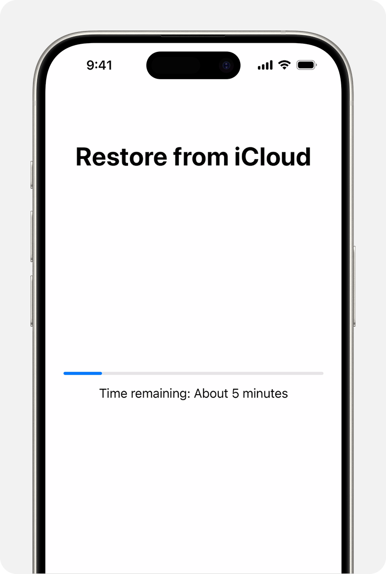 Un iPhone en el que se muestra el estado de restauración del dispositivo desde un respaldo en iCloud