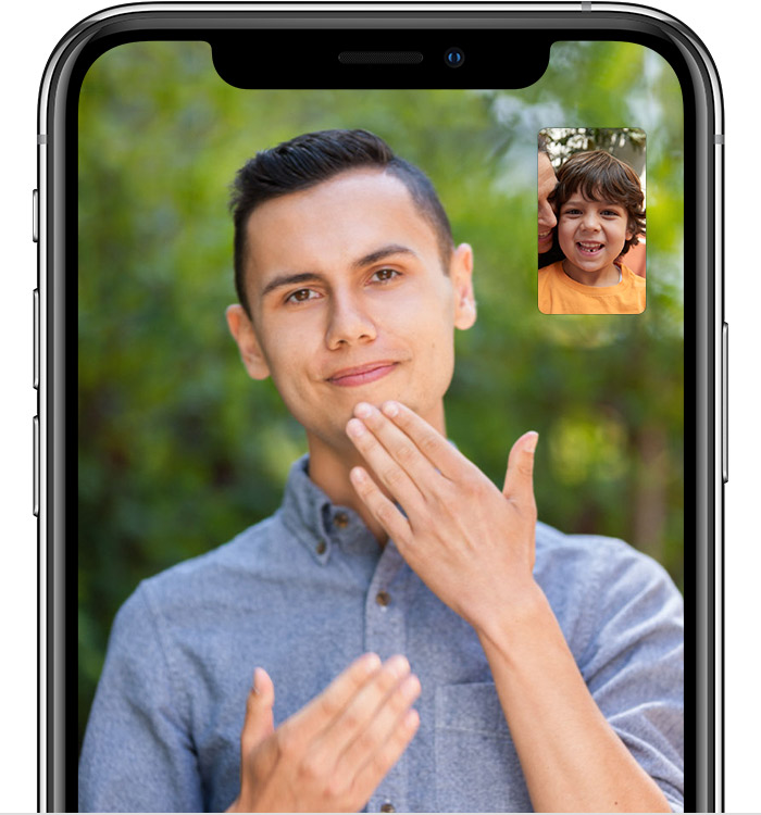 Экран iPhone с изображением человека, выполняющего вход для совершения видеовызова FaceTime.