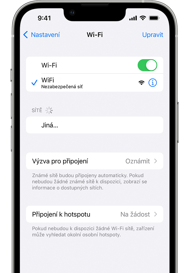 iPhone zobrazující obrazovku Wi-Fi. Vedle názvu sítě Wi-Fi je modré zaškrtnutí.