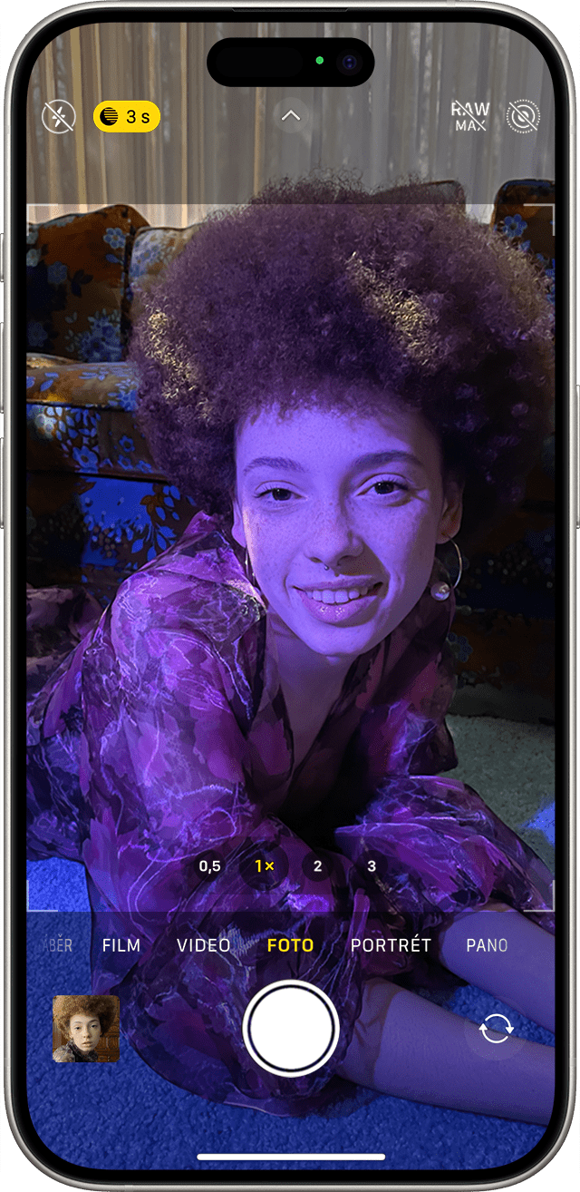 Obrazovka iPhonu zobrazující Noční režim v aplikaci Fotoaparát