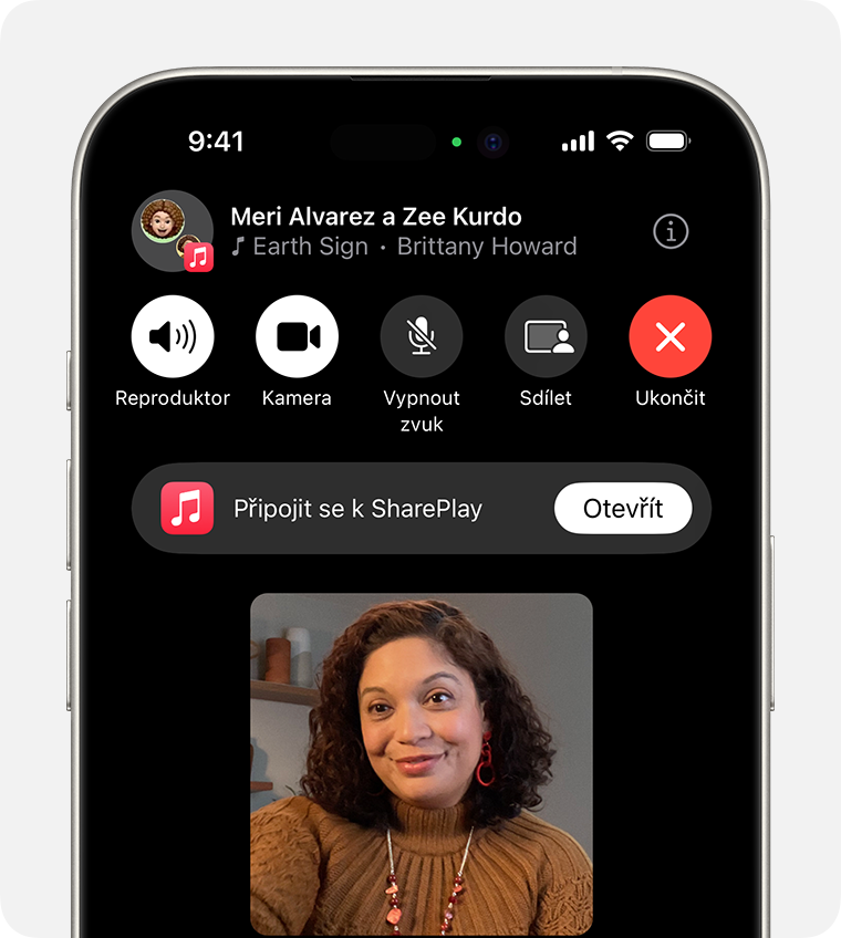 iPhone s probíhajícím FaceTime hovorem. Je vidět volba Připojit se k SharePlay.